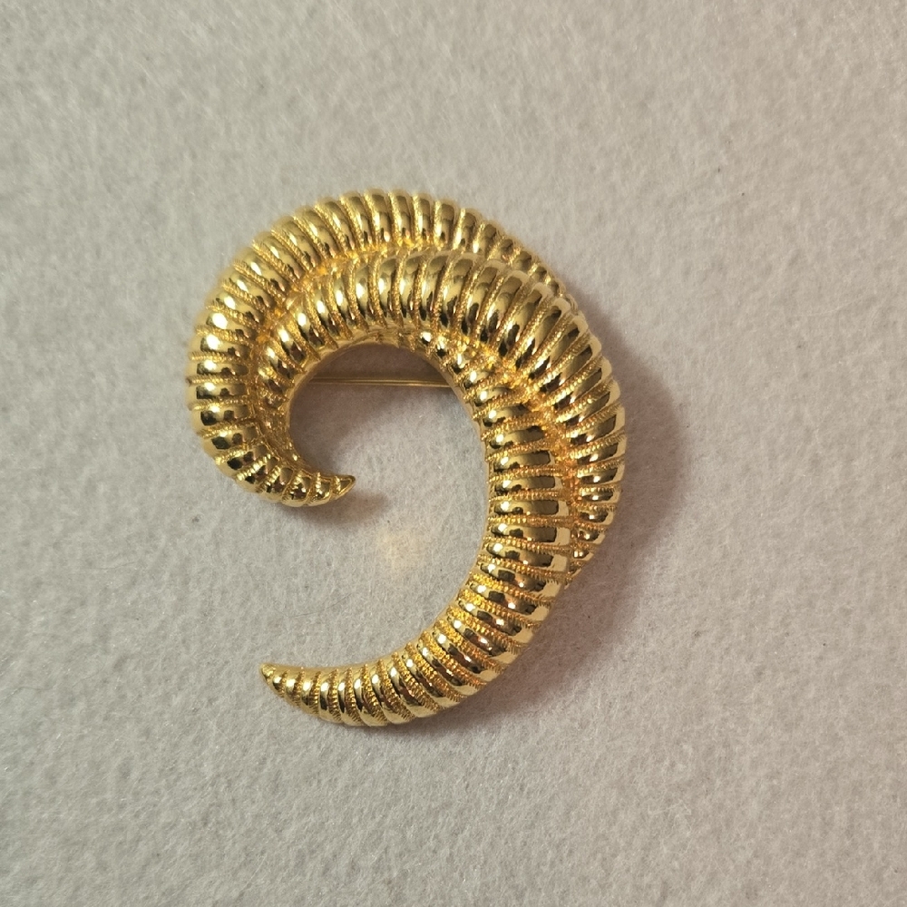Vintage Monet Chic Estate  Goldtone Spiral Brooch